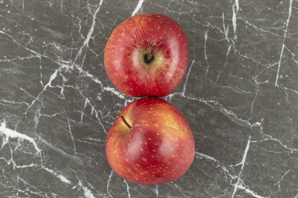 路径灰色石头上两个新鲜苹果的顶视图成熟新鲜水果
