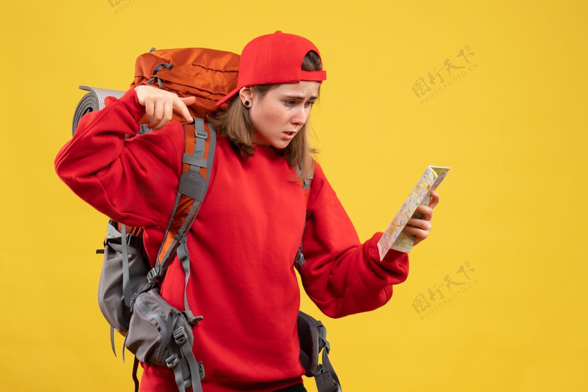 成人正面图迷惑不解的女背包客手持旅游地图劳工地图帽子