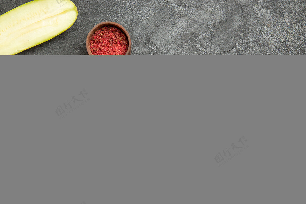 早餐顶视图美味的南瓜粉切片蔬菜盘内的灰色表面午餐一餐盘子