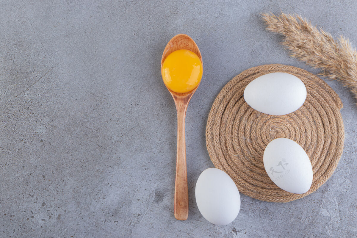 未煮熟的把新鲜的生鸡蛋放在石头上蛋清生的食物