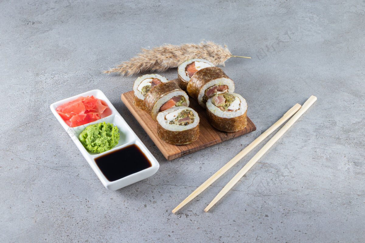 Maki美味的寿司卷 金枪鱼和腌姜放在石头背景上健康美食卷