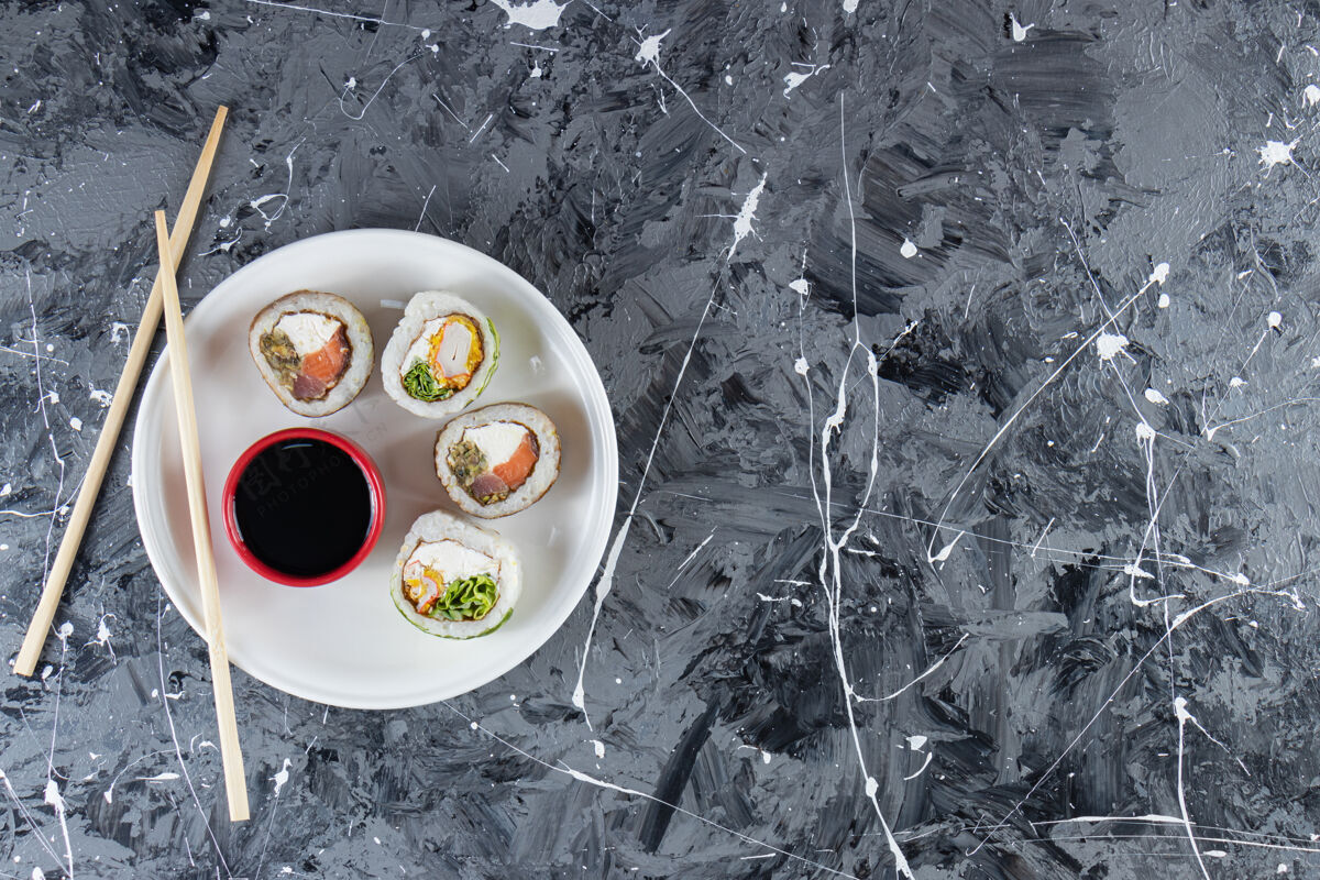套餐白色的寿司卷盘 大理石背景上有金枪鱼新鲜美味海鲜