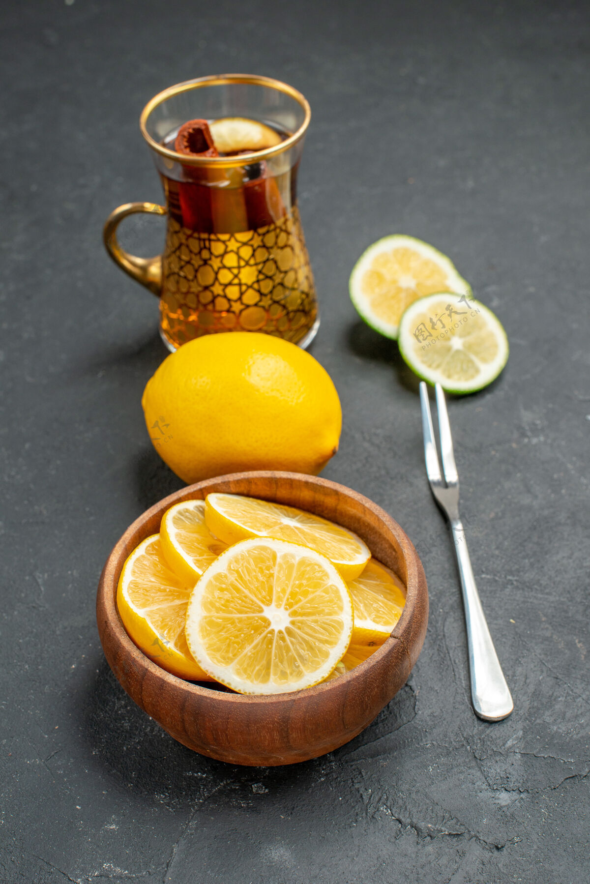 新鲜前视图新鲜柠檬片和茶在黑暗的背景可食用水果水果健康