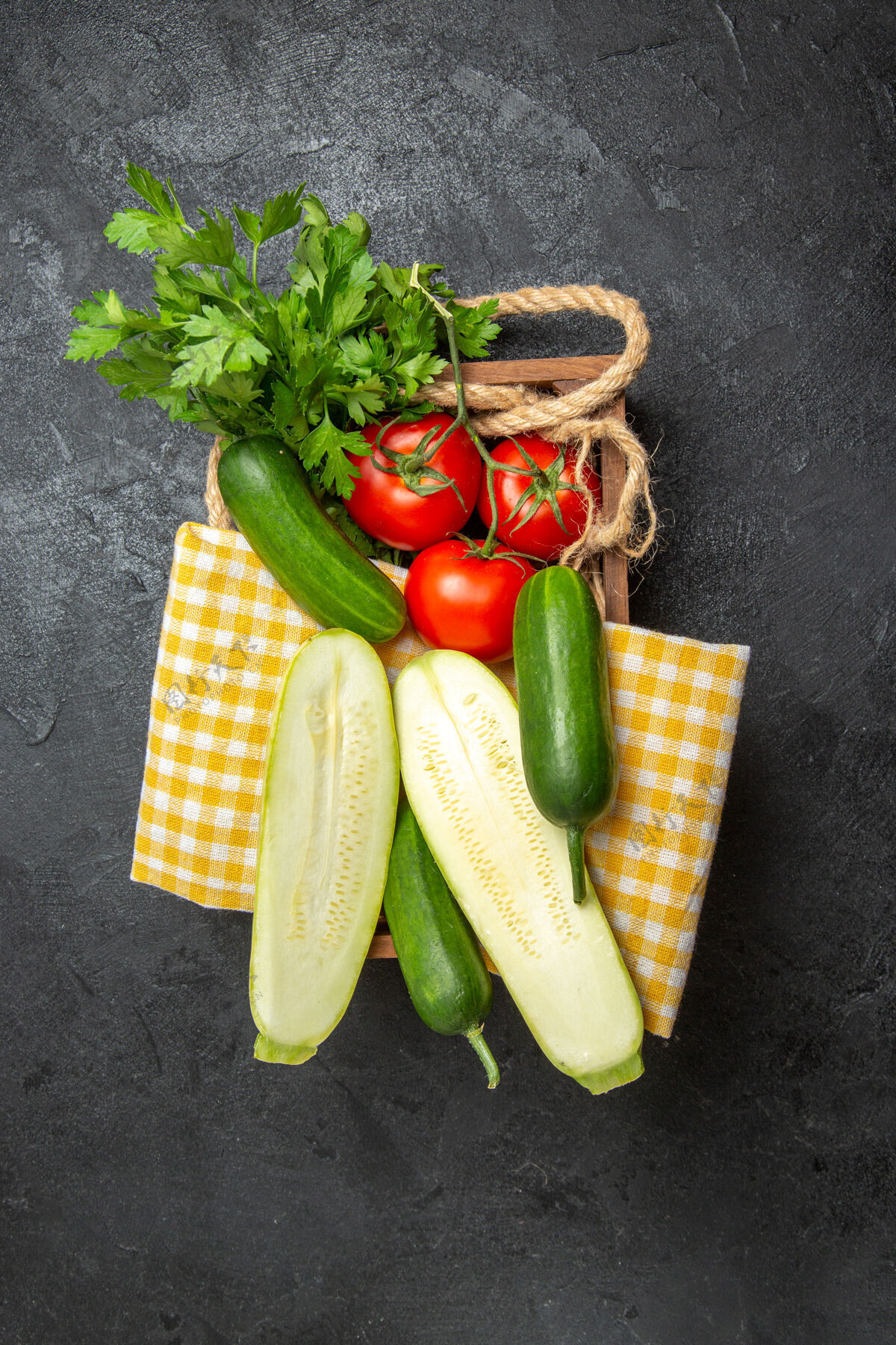 膳食新鲜蔬菜 西红柿 黄瓜 南瓜和绿色蔬菜在灰色表面的俯视图蔬菜绿色豌豆成熟