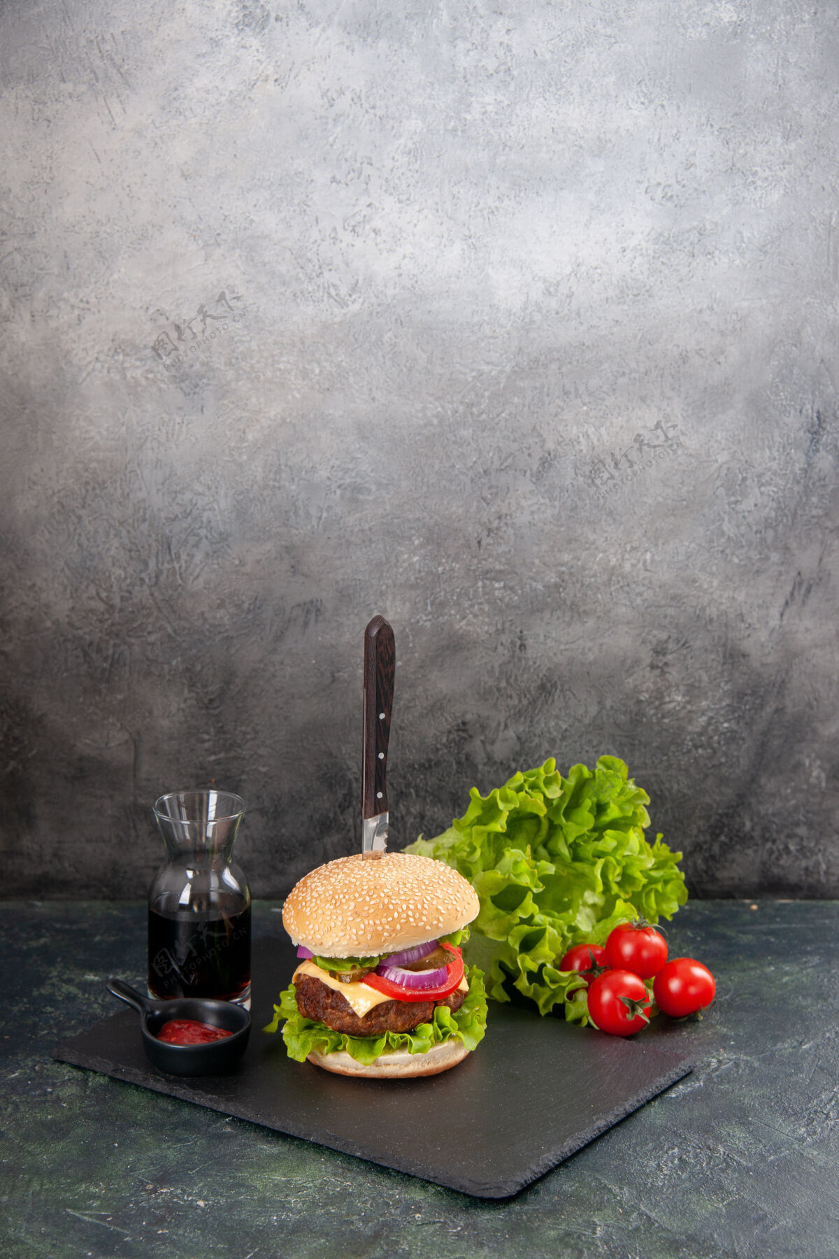 干刀在美味的肉三明治和青椒上的垂直视图黑色托盘酱番茄酱番茄干灰色表面水果番茄酱胡椒