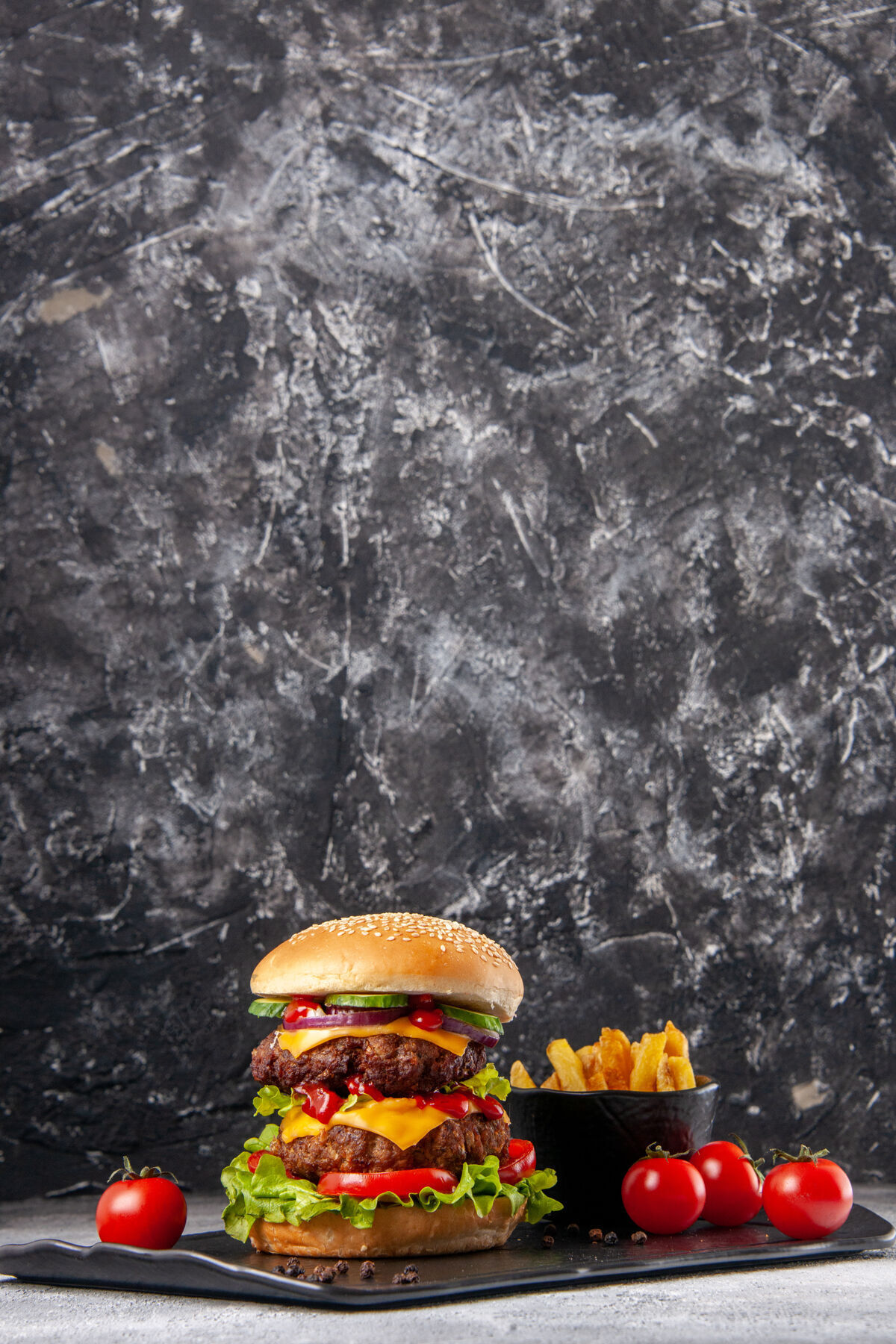 自制三明治美味的自制三明治和油炸番茄酱的垂直视图在灰色的冰面上的黑板上番茄酱薯条霜冻