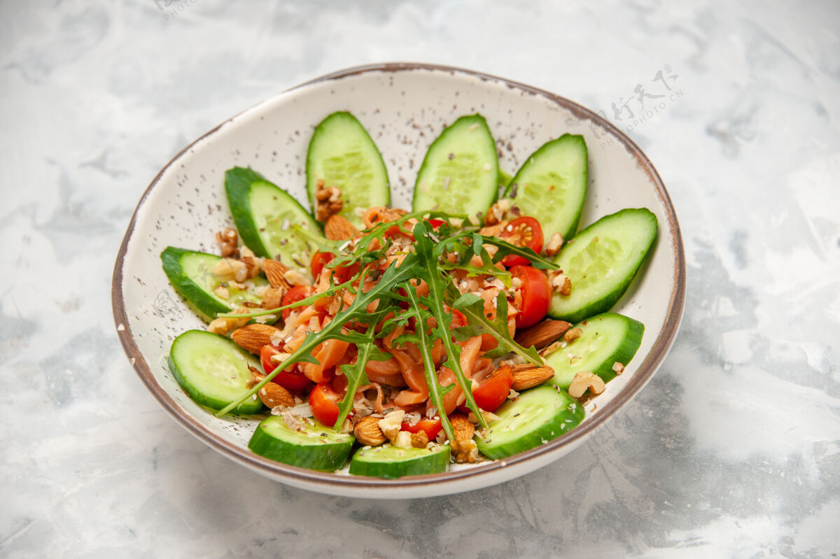蔬菜侧视图自制健康美味素食沙拉装饰切碎黄瓜在一个碗在染色的白色表面壁板餐黄瓜