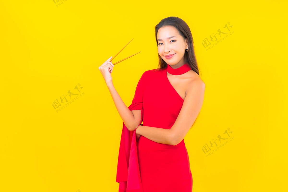 食物画像美丽的亚洲年轻女子用筷子准备吃饭粉色颜色美丽