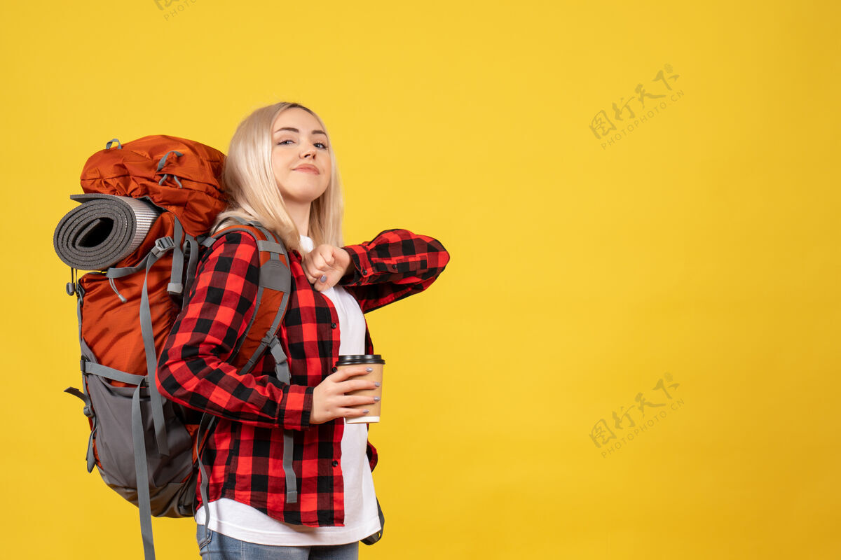 背包正面图自信的金发女人背着背包拿着咖啡杯咖啡杯子头发
