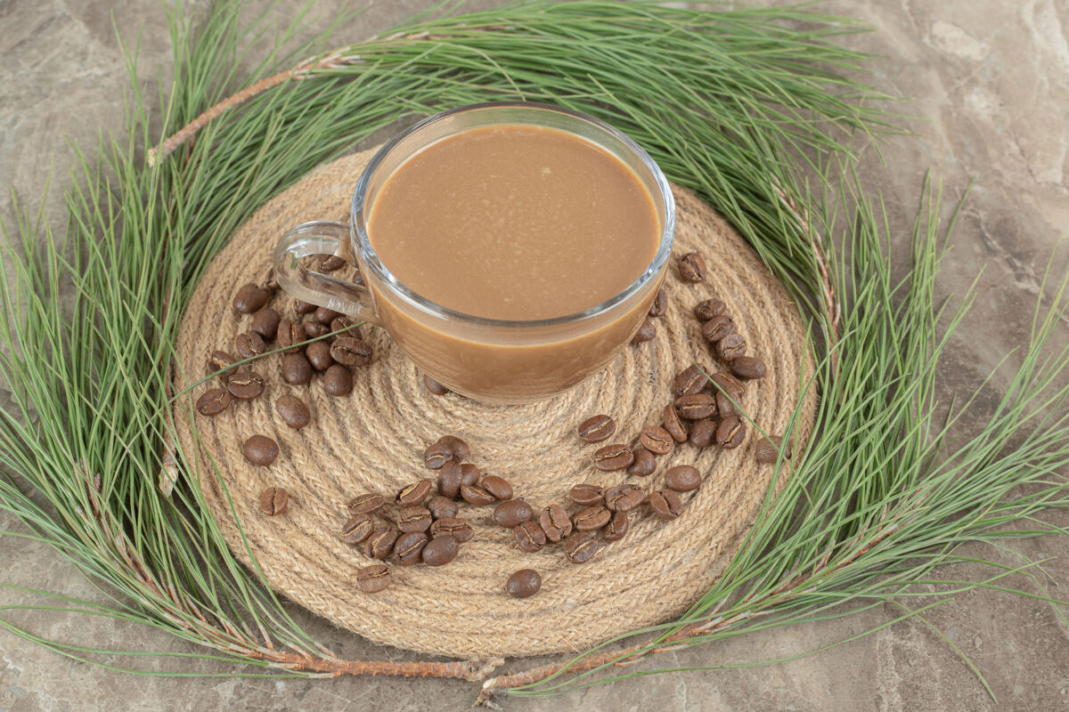 食物热咖啡 松草和咖啡豆放在木片上一餐咖啡配料