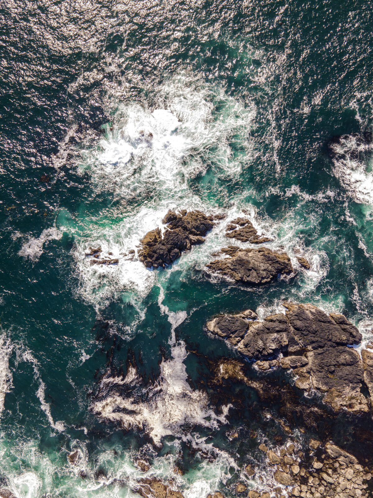 热带空中垂直拍摄的岩石海海岸线岩石岛屿