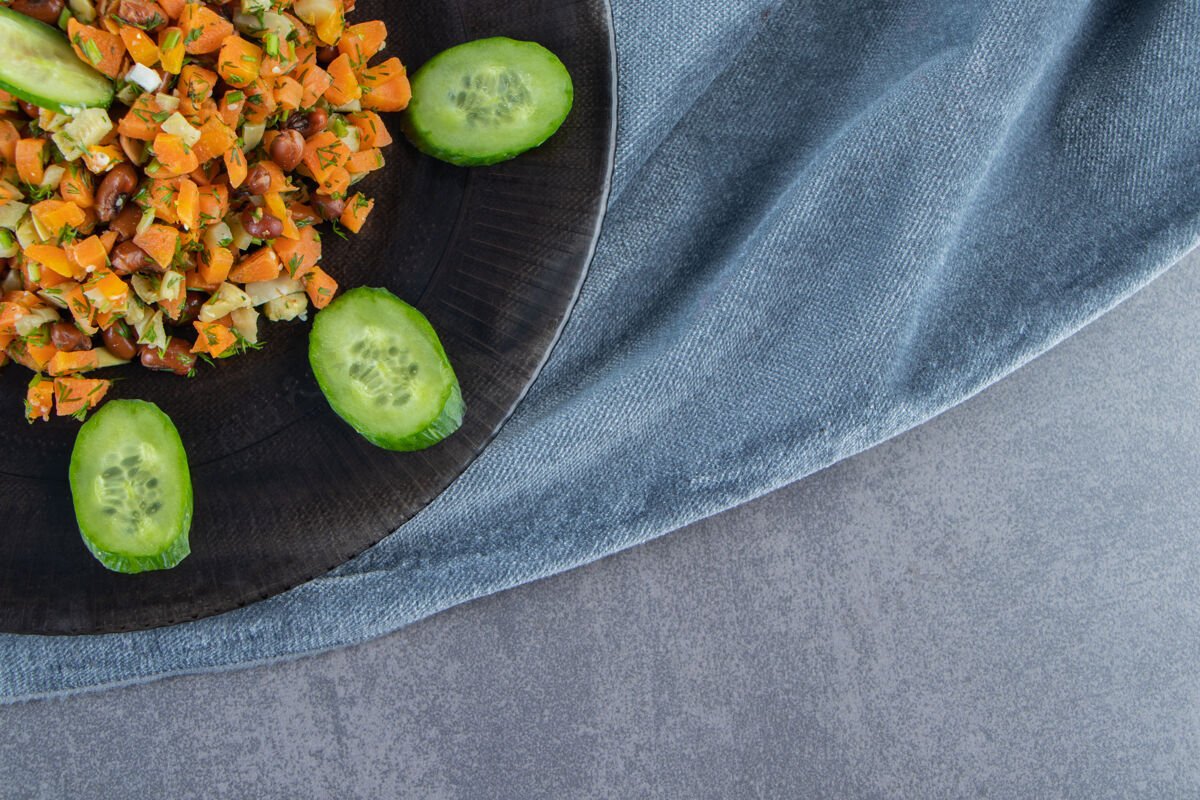 营养蔬菜沙拉放在盘子里 毛巾放在大理石表面美味可口豆类