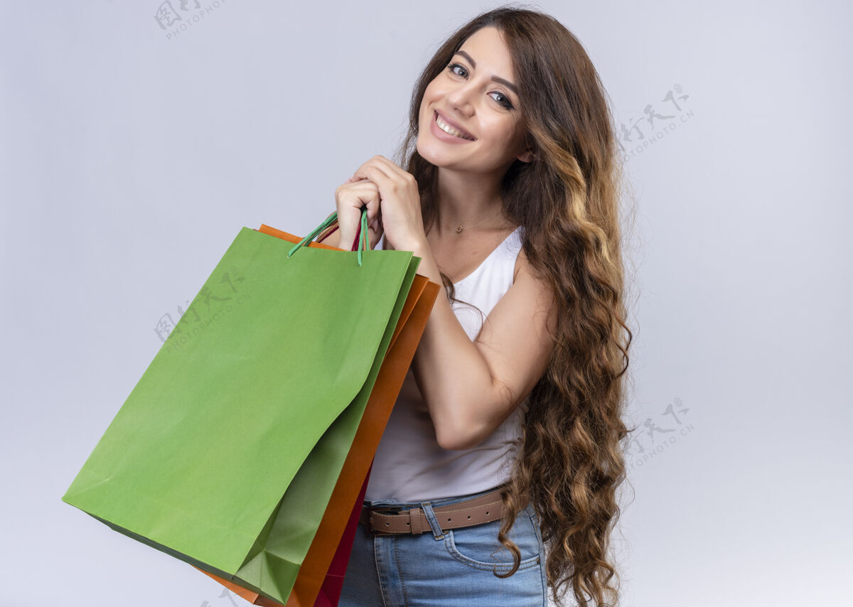 漂亮微笑着拿着购物袋的年轻漂亮女孩抱着购物欢呼
