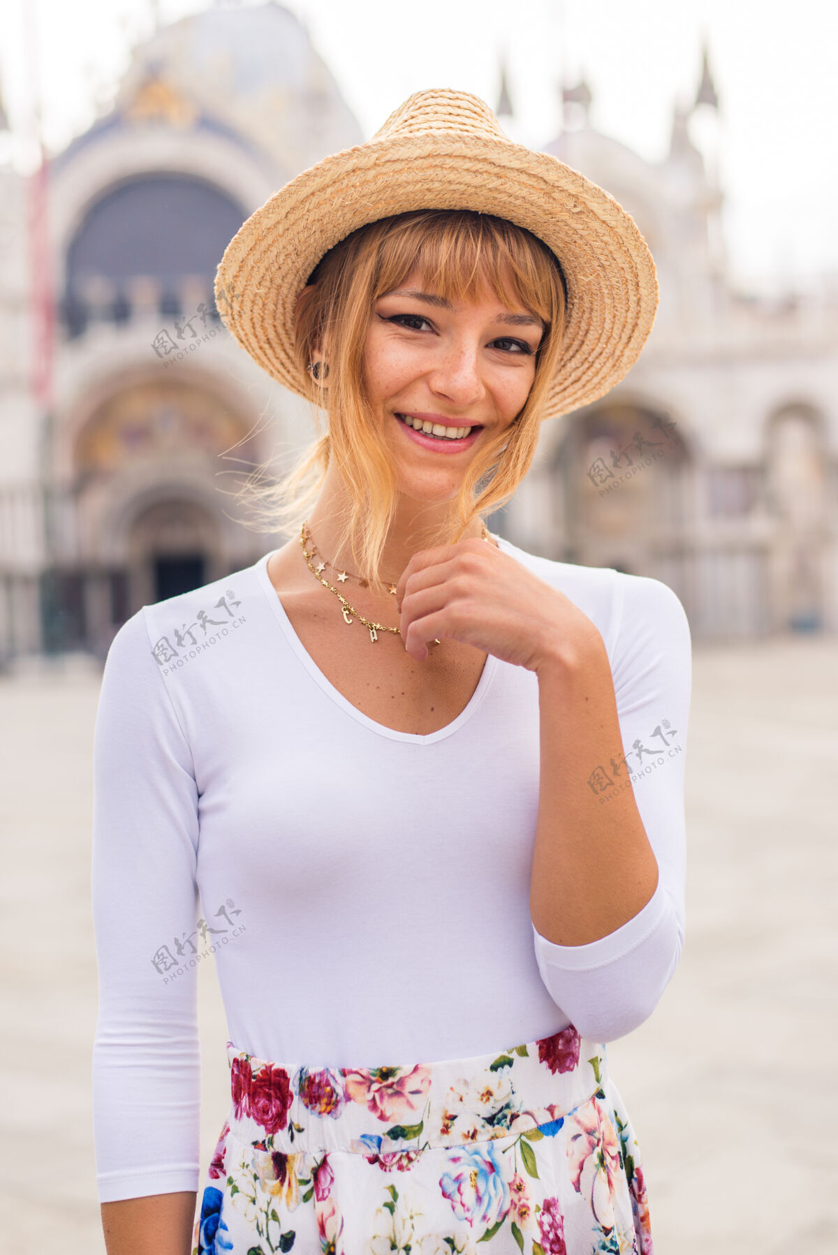 情侣年轻女孩在威尼斯游玩-在意大利旅游观光威尼斯最相关的地标-关于生活方式 旅游 旅游的概念年轻城市旅游