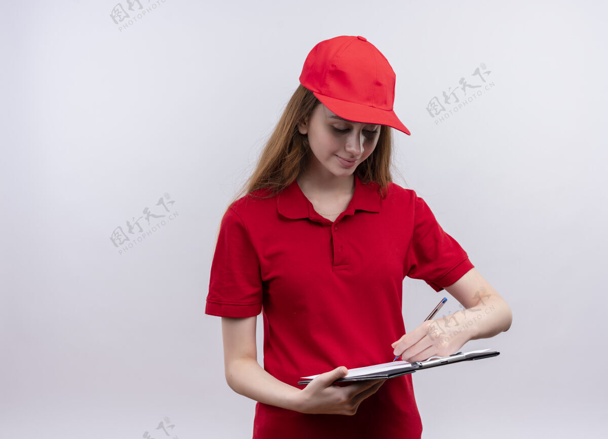 女孩高兴的年轻送货女孩在红色制服书写在剪贴板上孤立的空白空间与复制空间制服传送书写