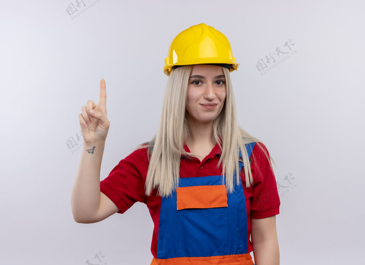 请举手高兴的年轻金发工程师建设者女孩在制服上举起手指孤立的白色空间年轻人建筑工人制服