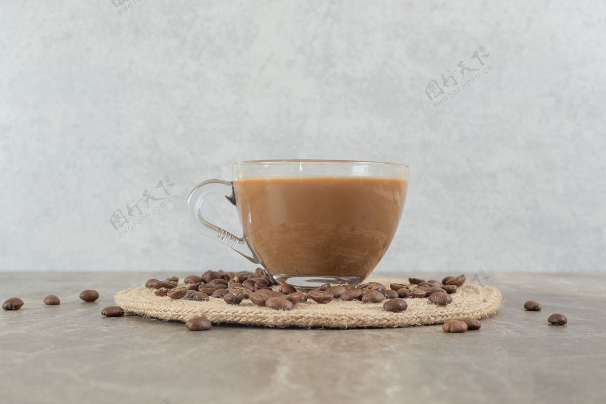 马克杯热咖啡和咖啡豆放在大理石桌上餐豆美味