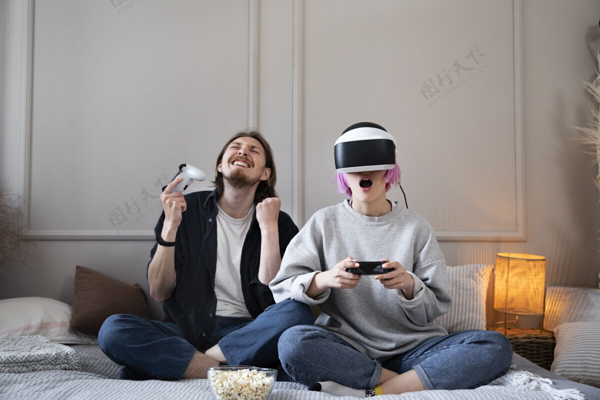 女人一对年轻夫妇在玩虚拟现实游戏玩家在线游戏