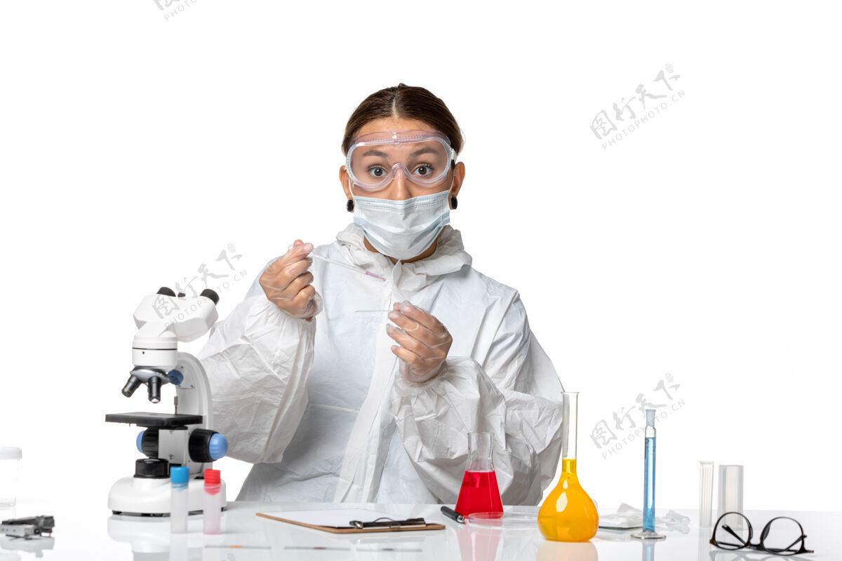 女医生前视图穿着防护服 戴着口罩的女医生正在处理白色背景的冠状病毒大流行面罩人白人