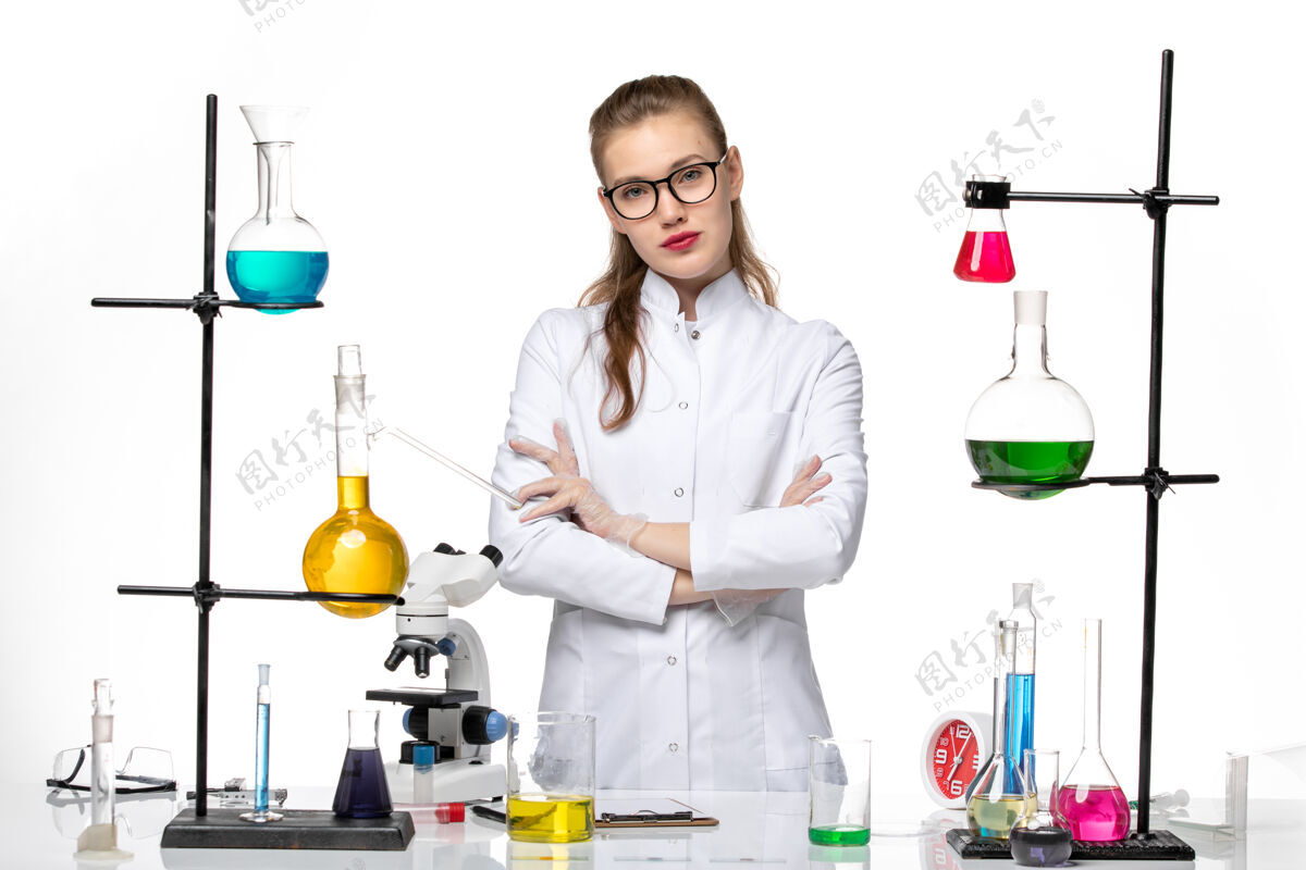 诊所正面图身着医疗套装的女化学家在白色背景上优雅地摆姿势化学病毒大流行病毒-病毒白人化学视图