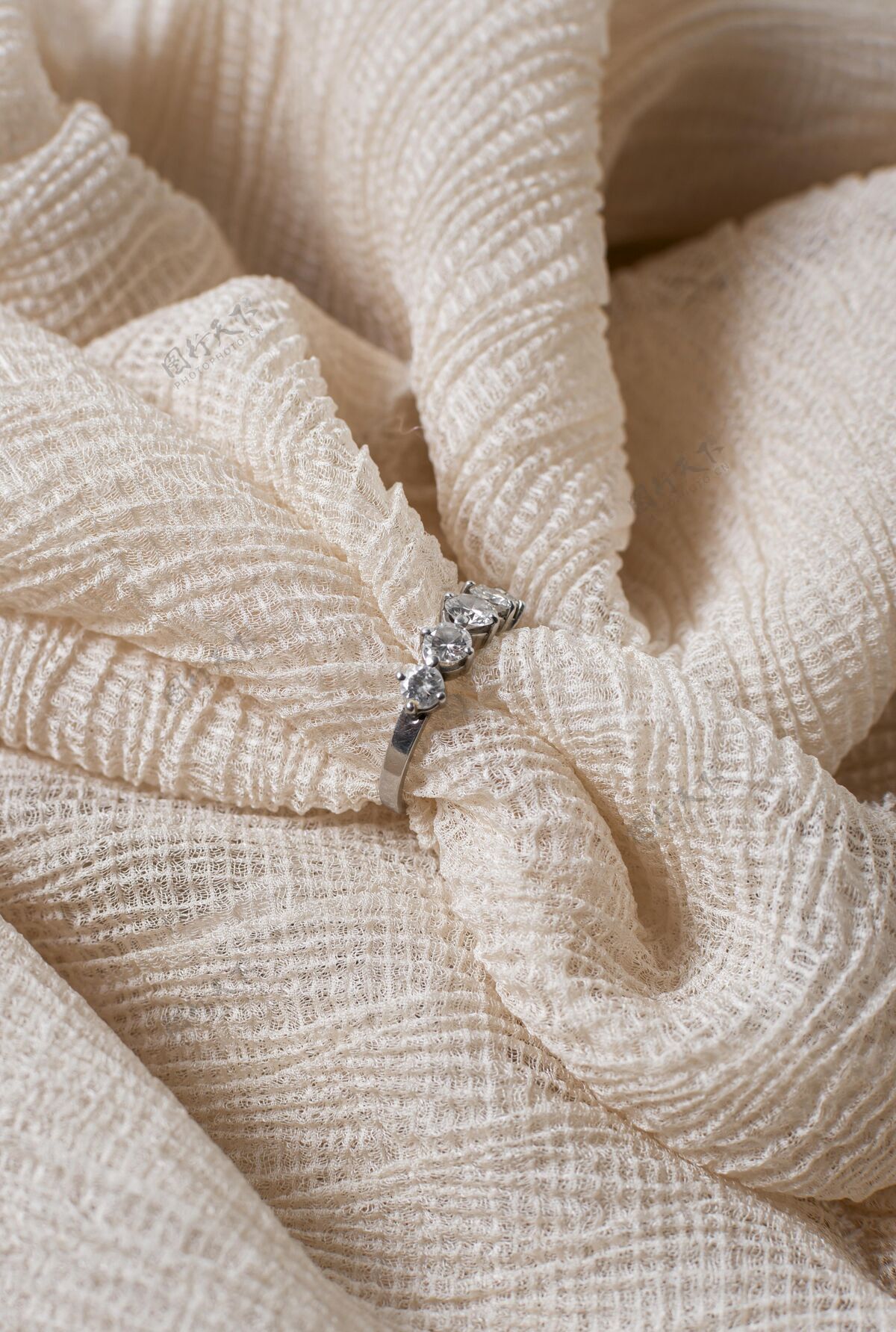戒指高角度订婚戒指和布料安排分类静物