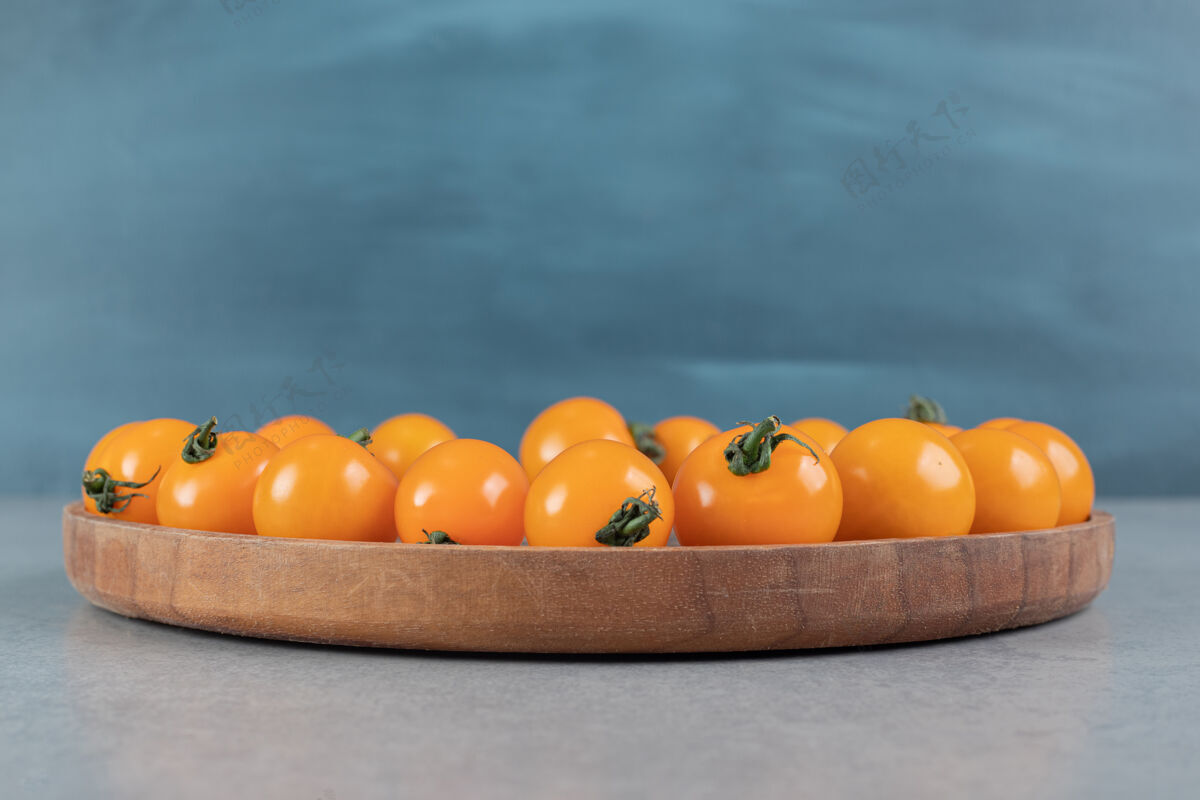 石头黄色的樱桃番茄被隔离在水泥灰色的桌子上蔬菜季节酸