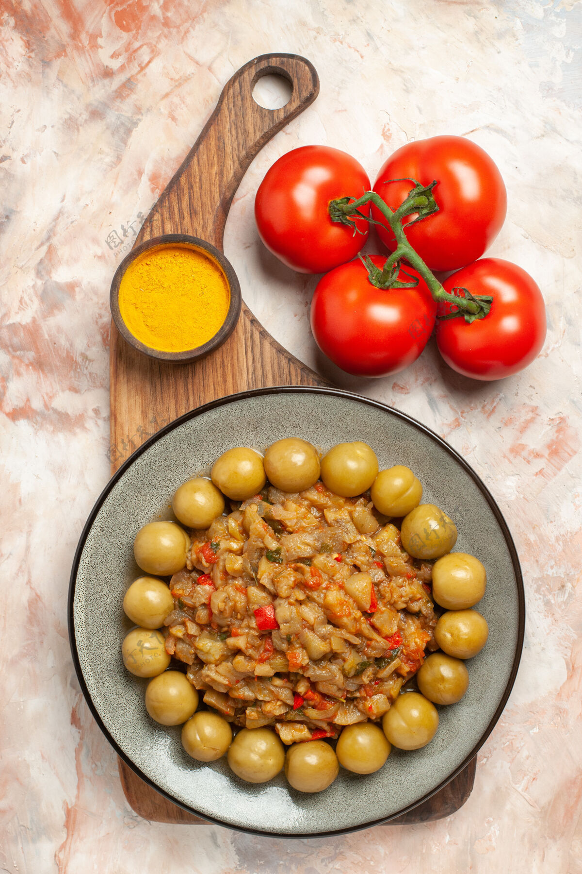 烤烤茄子沙拉的顶视图在砧板上的盘子上西红柿在裸体表面饮食裸体营养