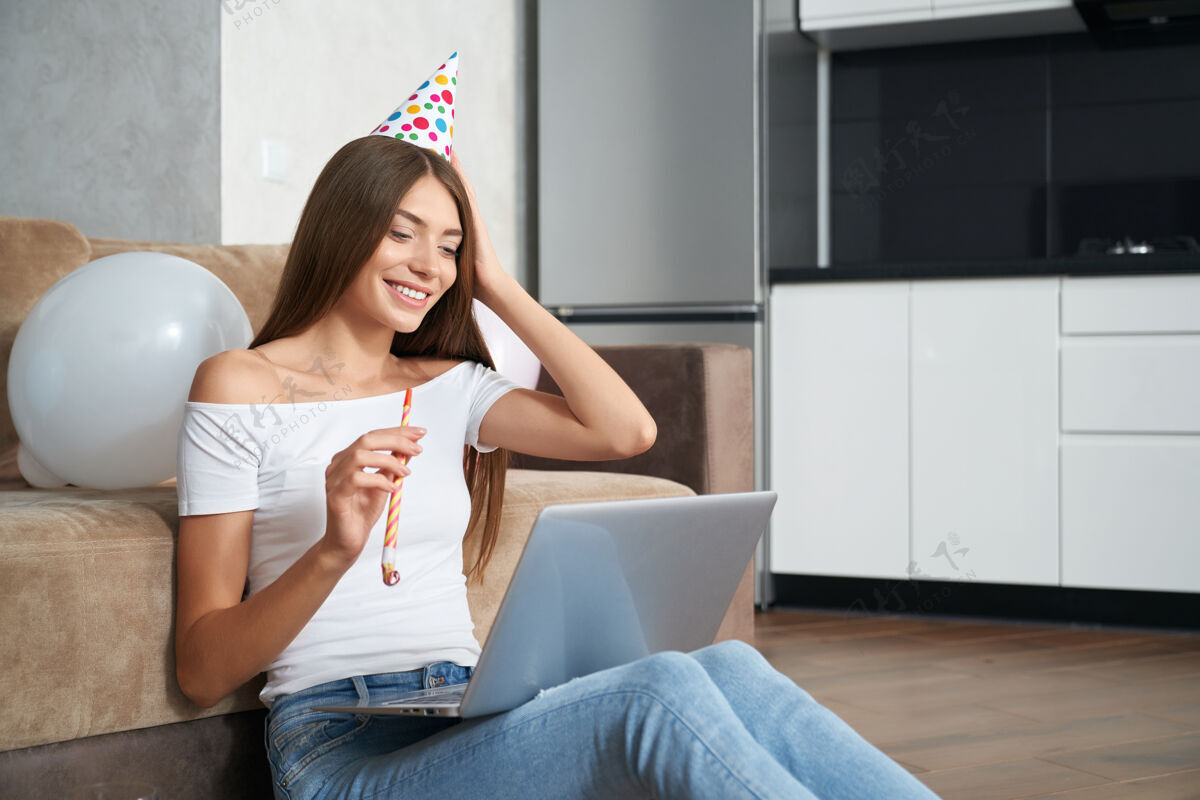 庆祝一个女人独自在家通过视频电话庆祝生日微笑社交距离单独