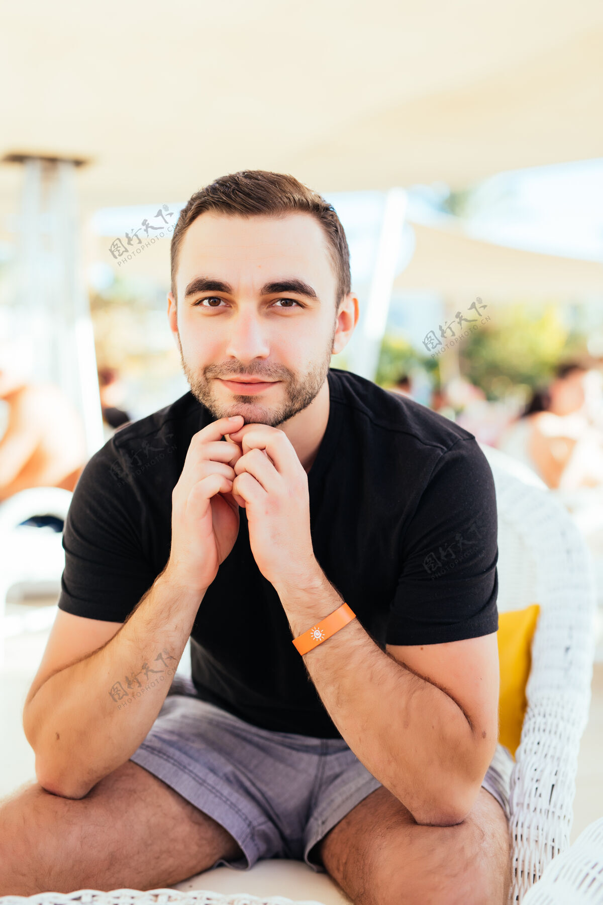 男人年轻人在户外咖啡馆放松咖啡馆成人坐着