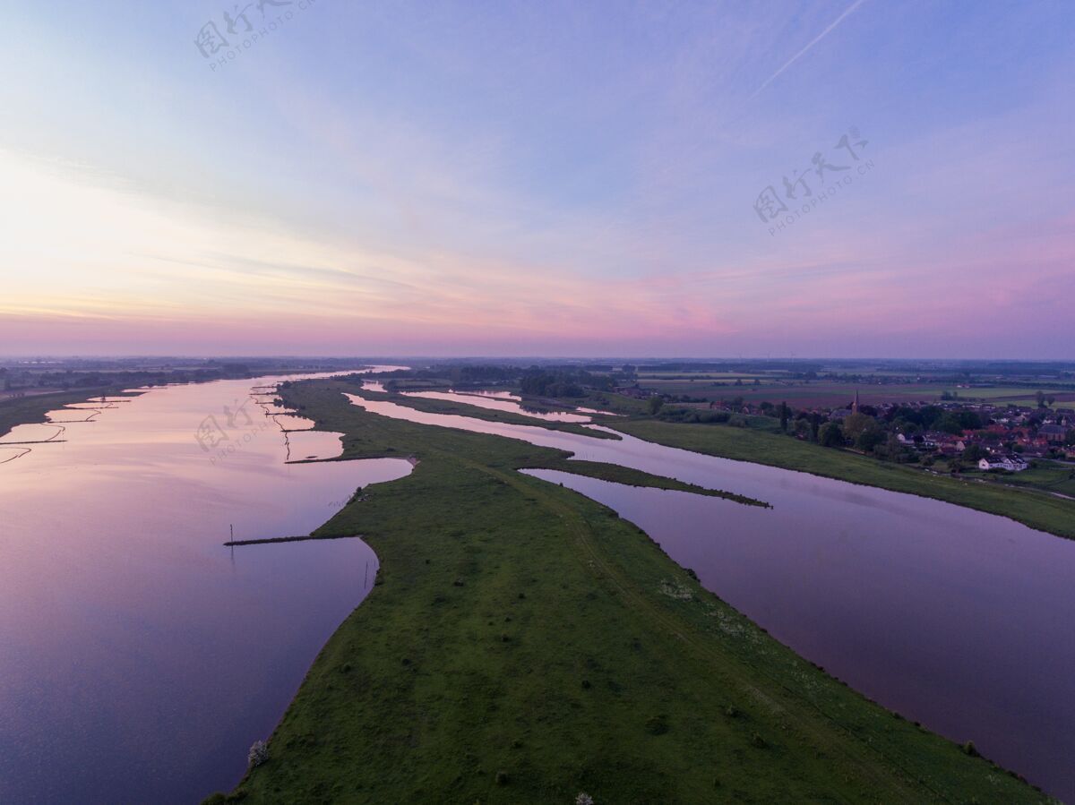 荷兰在荷兰美丽的日落时分 列克河被everdingen村环绕河流欧洲荷兰