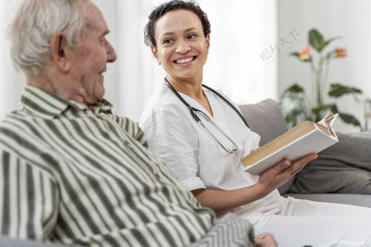 医药医生在和她的病人说话老年人健康健康