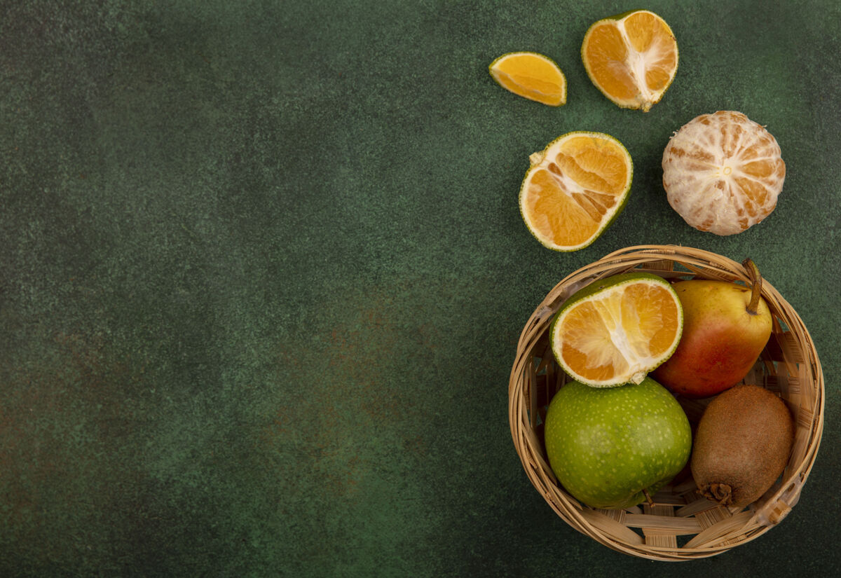 橘子等顶视图健康和新鲜的水果 如苹果梨猕猴桃桶与橘子隔离与复制空间顶青桶