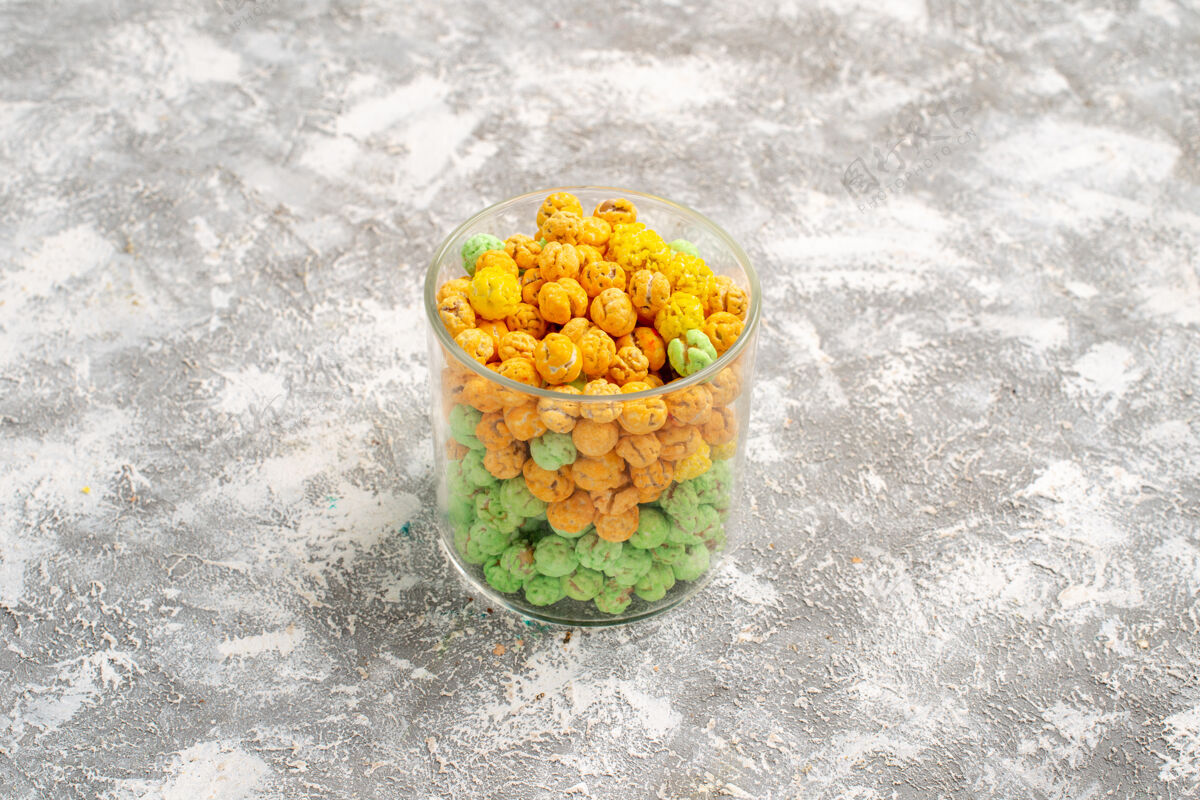可食用坚果前视图糖糖果在玻璃内的白色空间食品水果新鲜
