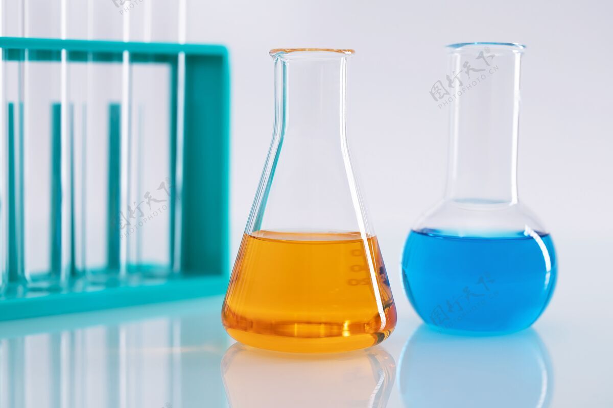 烧瓶特写镜头一个锥形瓶橙色液体和一个圆形瓶蓝色液体在实验室实验室科学家科学