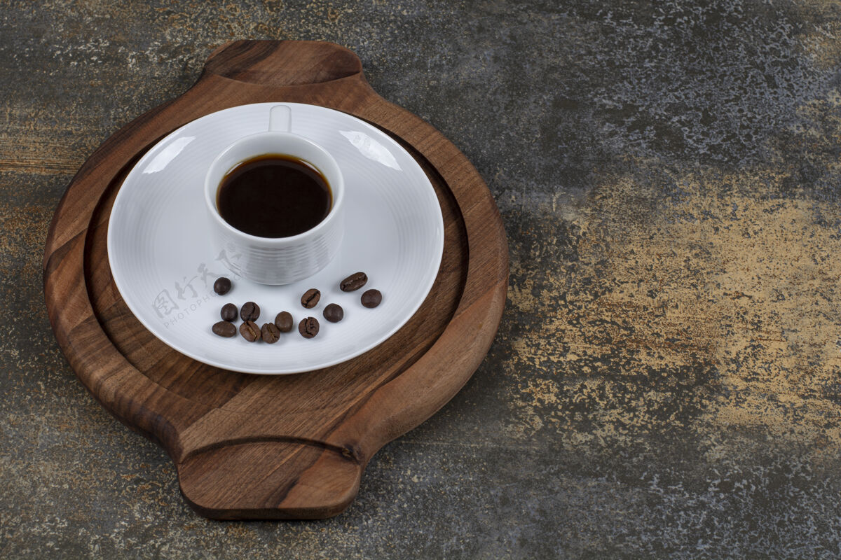 提神一杯咖啡豆加咖啡豆放在木板上新鲜的香味浓缩咖啡