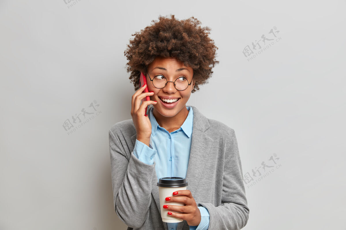 一次性人们的商业和通讯观念很高兴黑人妇女有电话交谈卷发微笑高兴