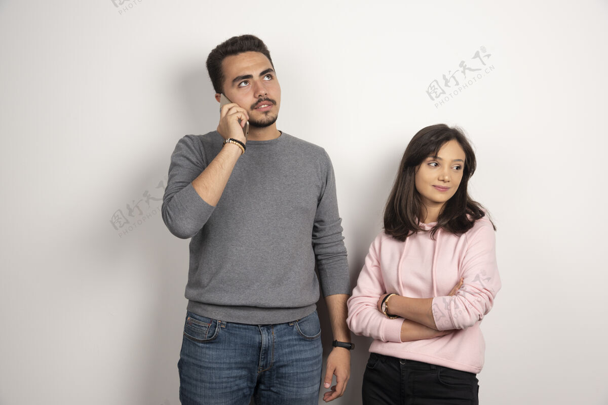 年轻人女人站着 男人在打电话女人女人人