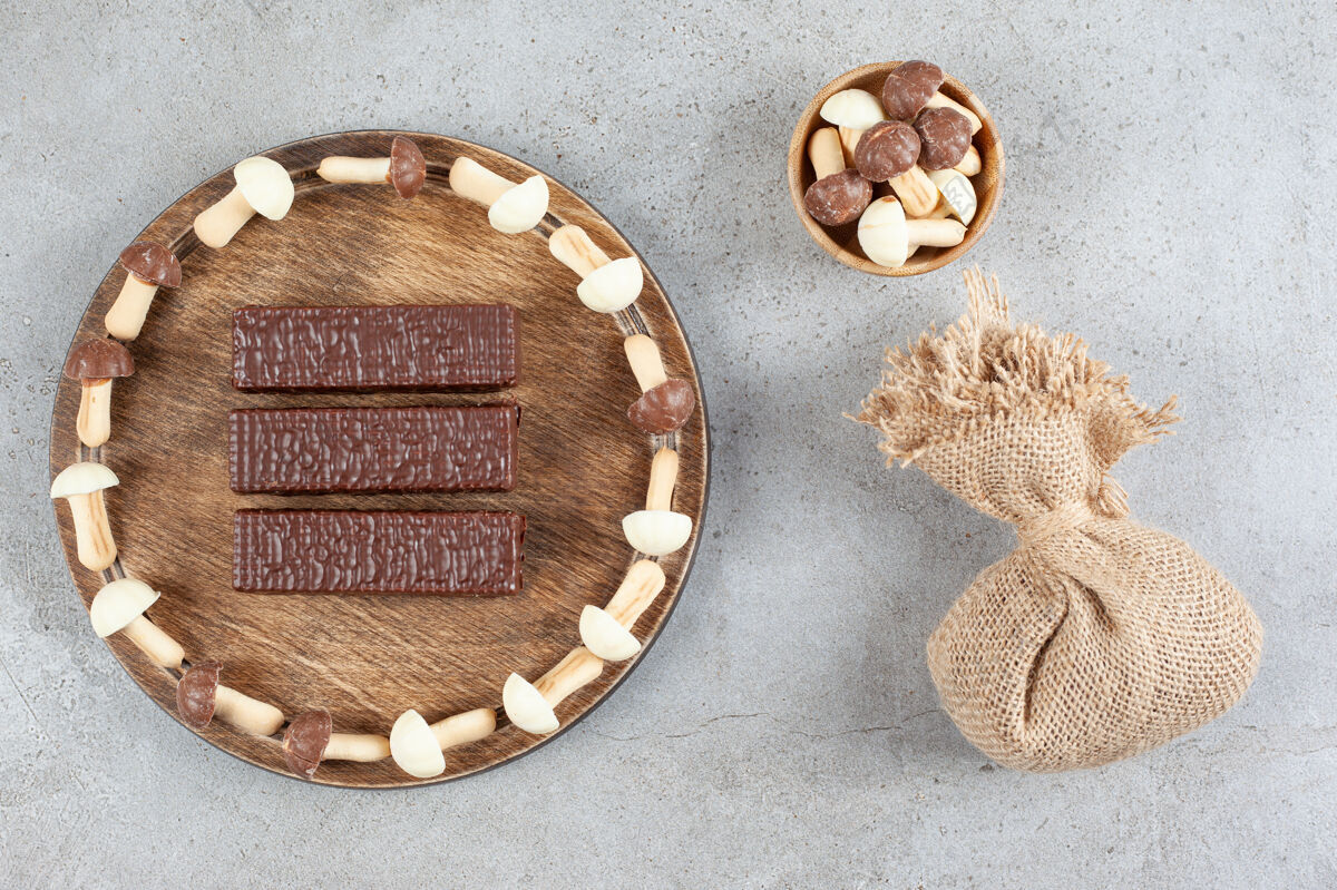 蘑菇一个装巧克力的木盘和一个装香菇的木碗美味巧克力好吃