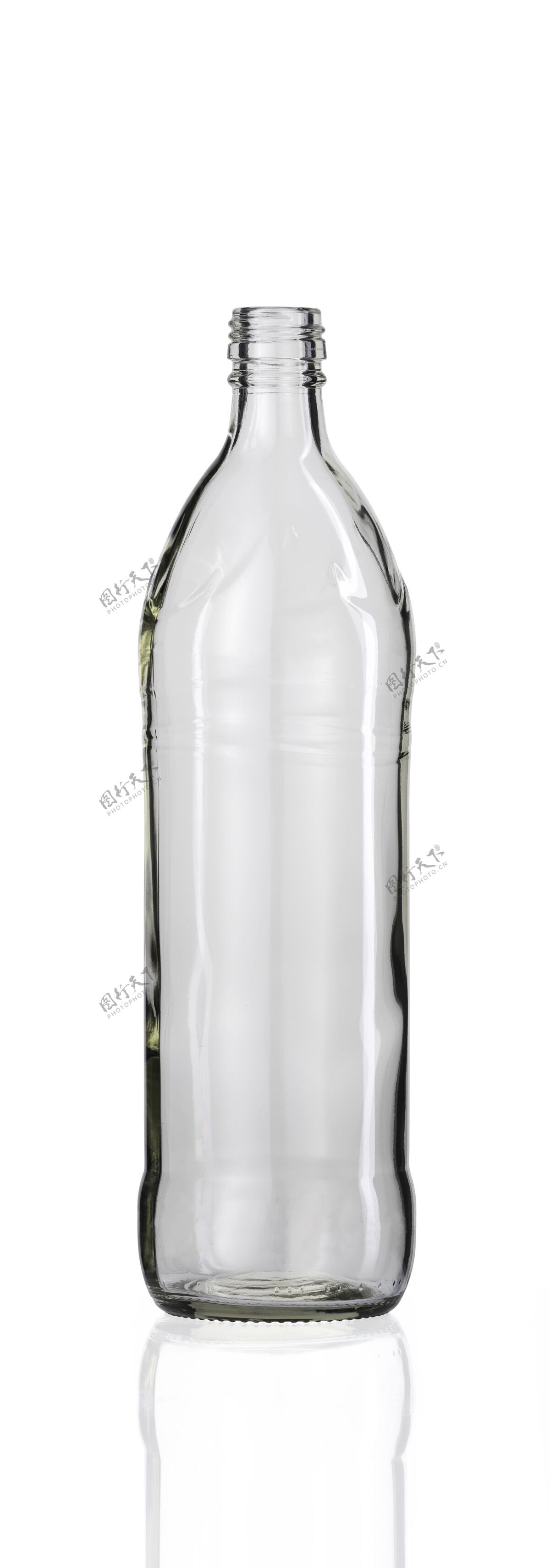 容器垂直拍摄的一个空玻璃瓶隔离在一个白色的玻璃酒精空白