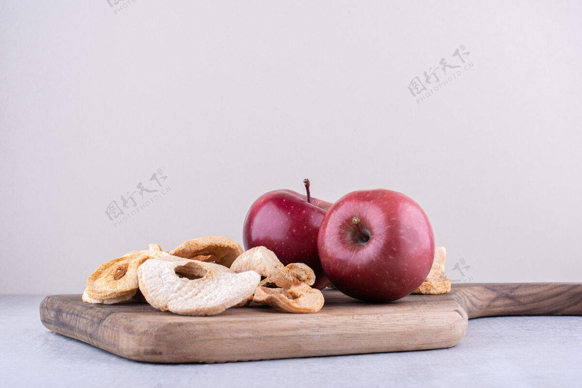 营养把苹果和干苹果片放在白板上美味饮食干燥