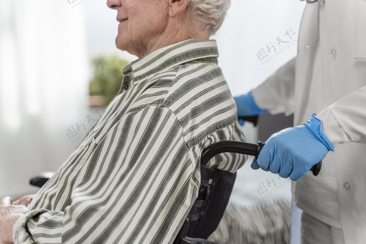 房子坐在轮椅上医生旁边的老人老年人病人健康专业人士