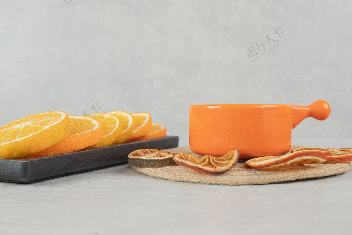 水果一杯咖啡和一盘橙子片美味的切片香味