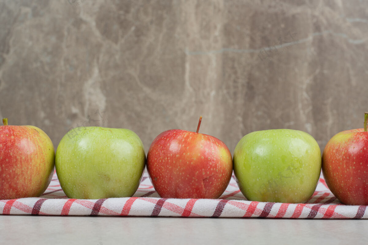 有机条纹桌布上五颜六色的新鲜苹果新鲜成熟多样