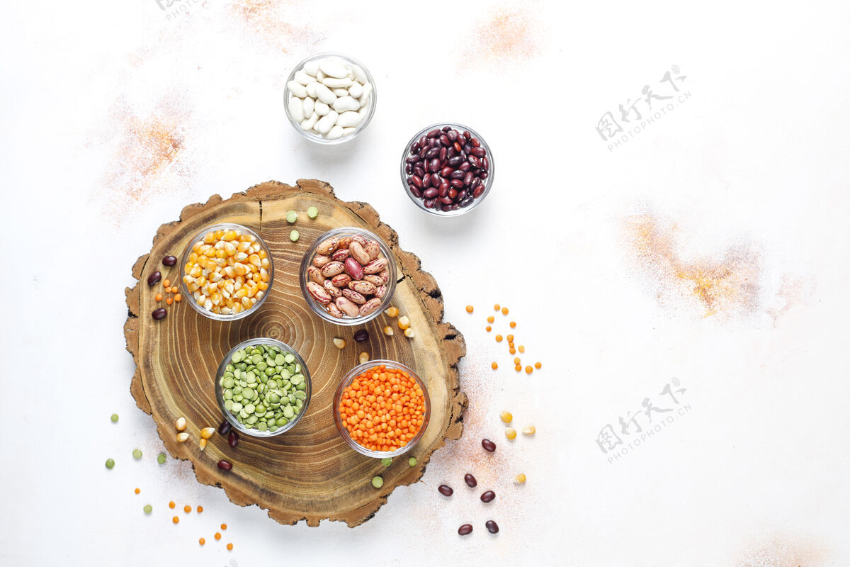 生的豆类和豆类品种健康的纯素蛋白质食物顶部各种绿豆
