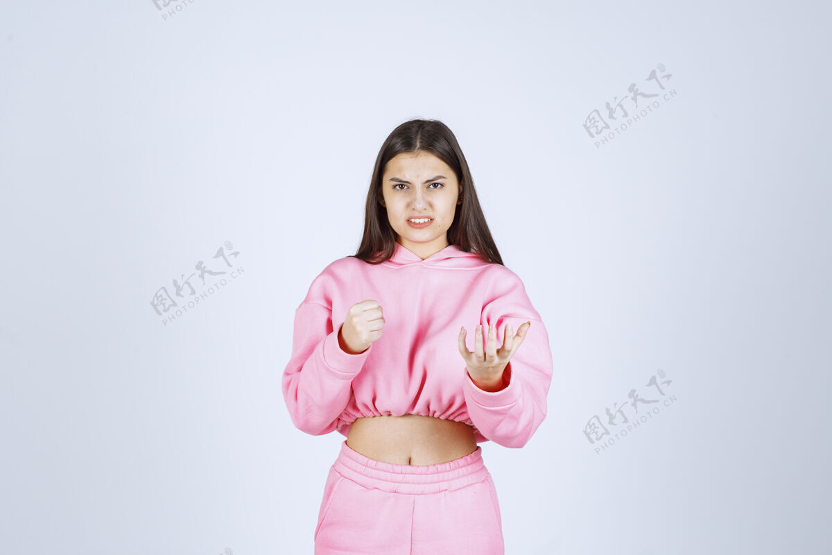 愤怒穿粉红色睡衣的女孩看起来像个斗士 很有进取心女性随意装束