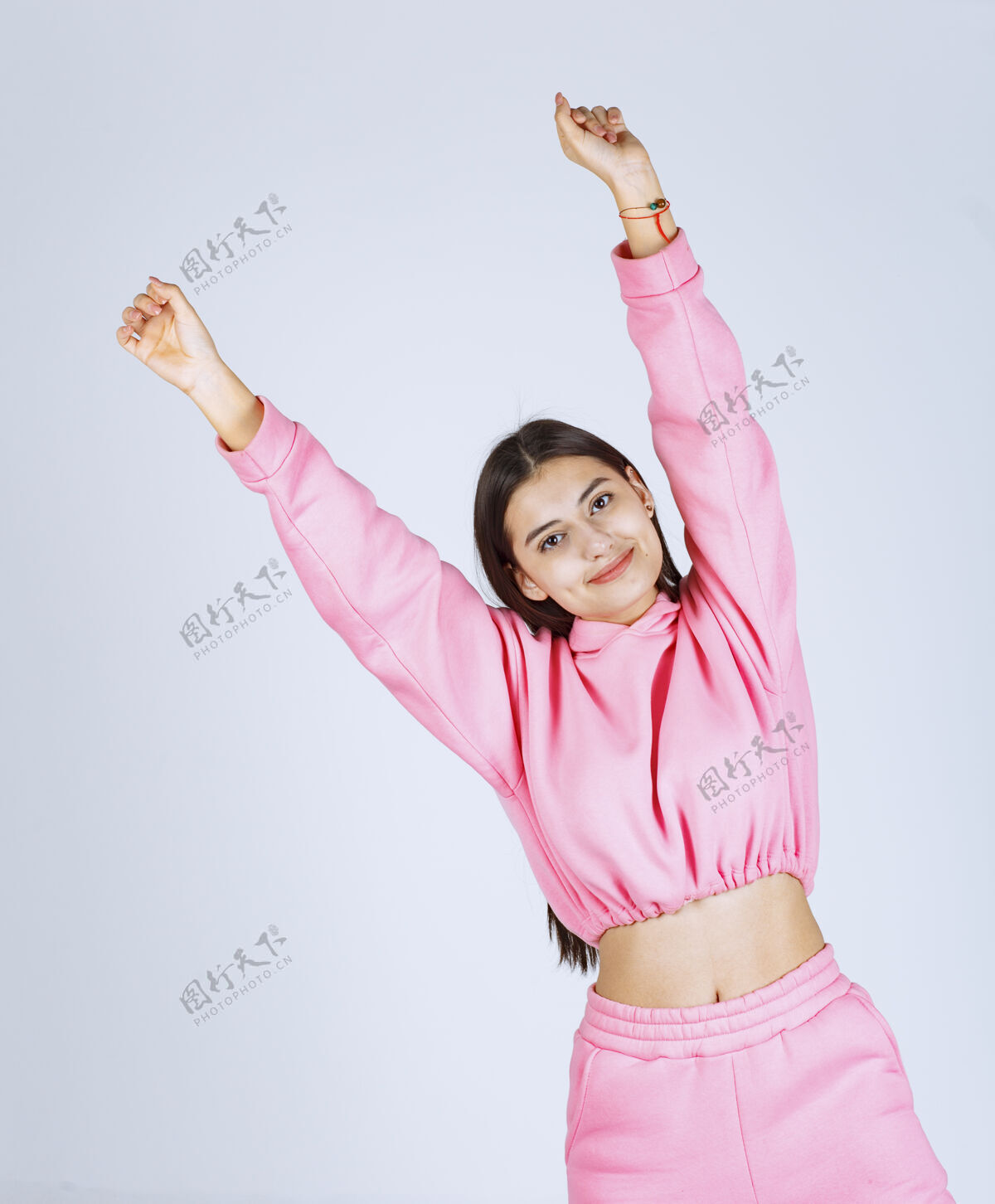 成人穿着粉色睡衣的女孩摆出快乐诱人的姿势舞蹈姿势女人