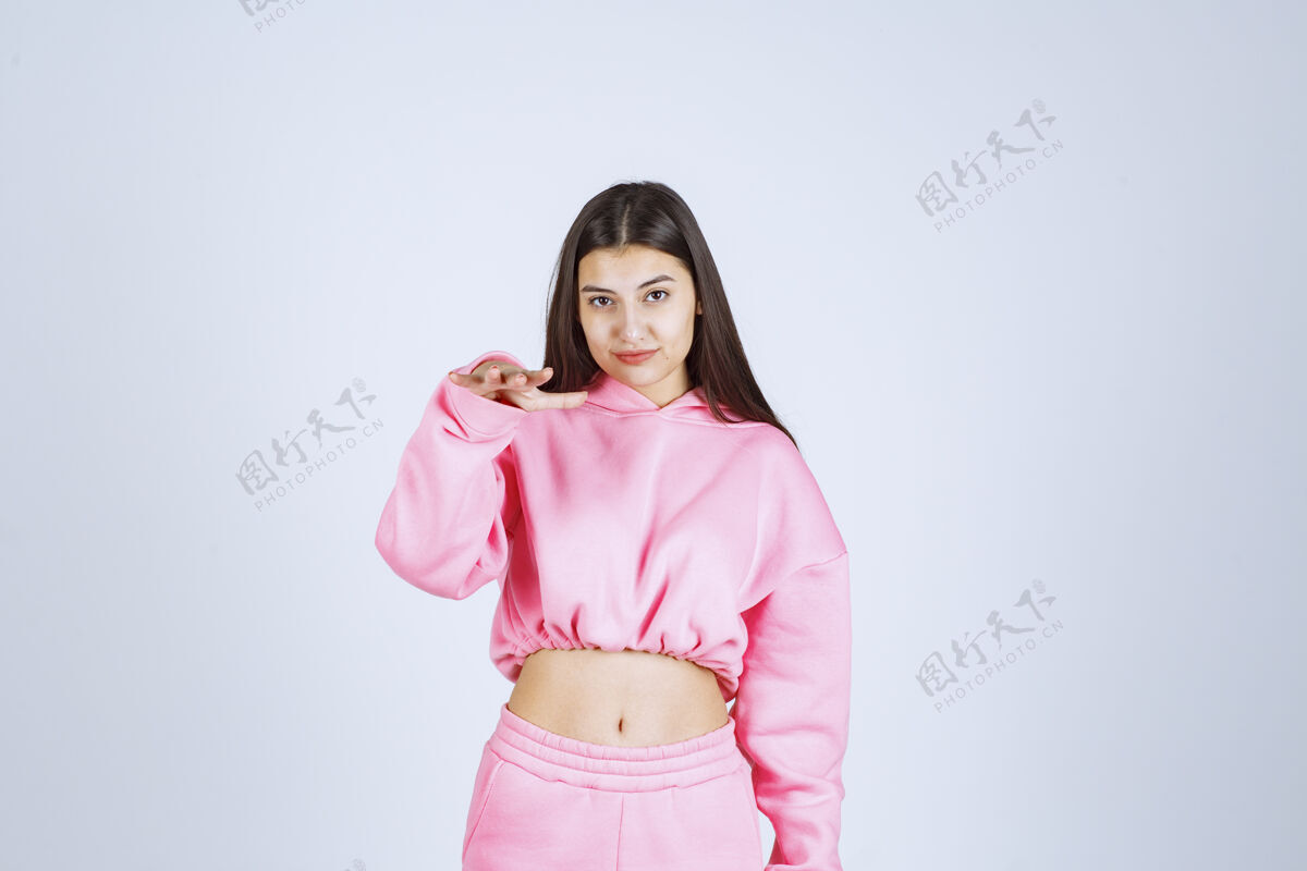 成人穿着粉色睡衣的女孩摆出一副又脏又欢快的姿势姿势女人女性