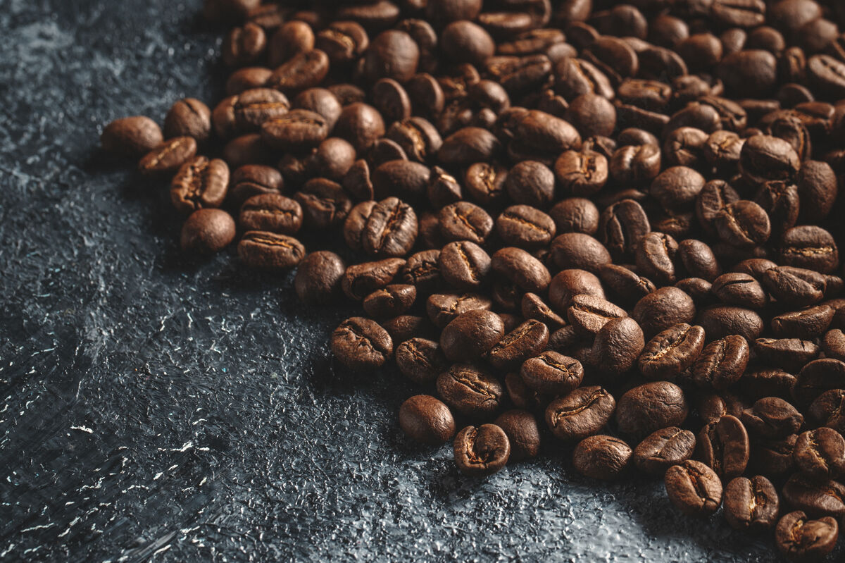 种子黑暗中咖啡籽的特写镜头咖啡籽香料起来