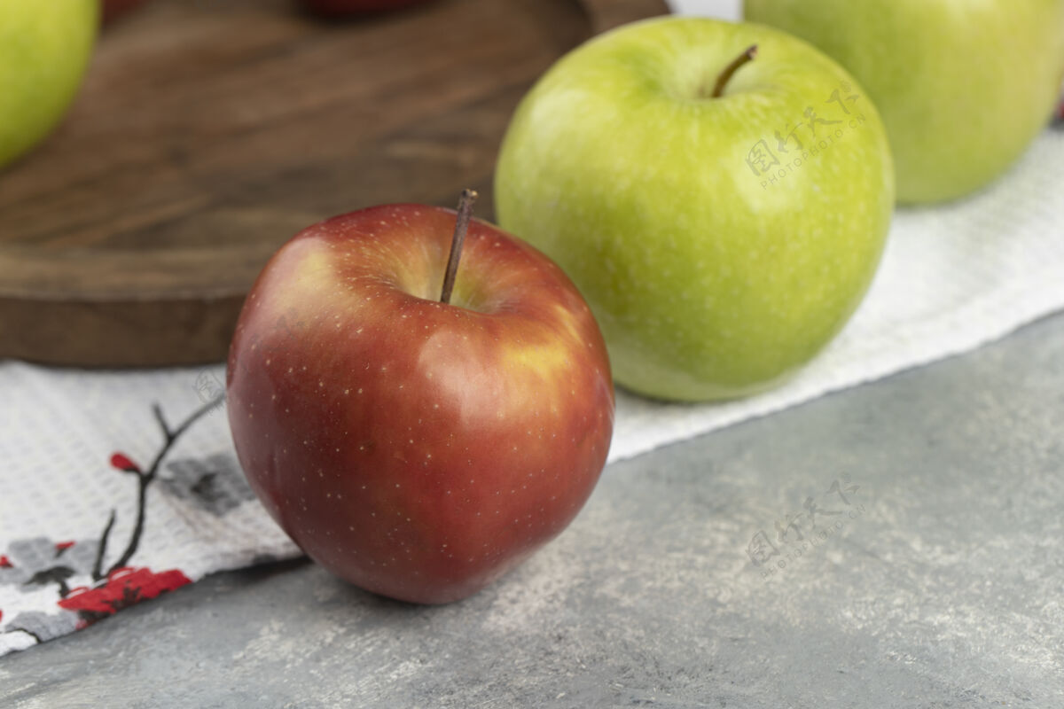 水果红色和绿色的新鲜苹果放在木盘周围新鲜生的食物