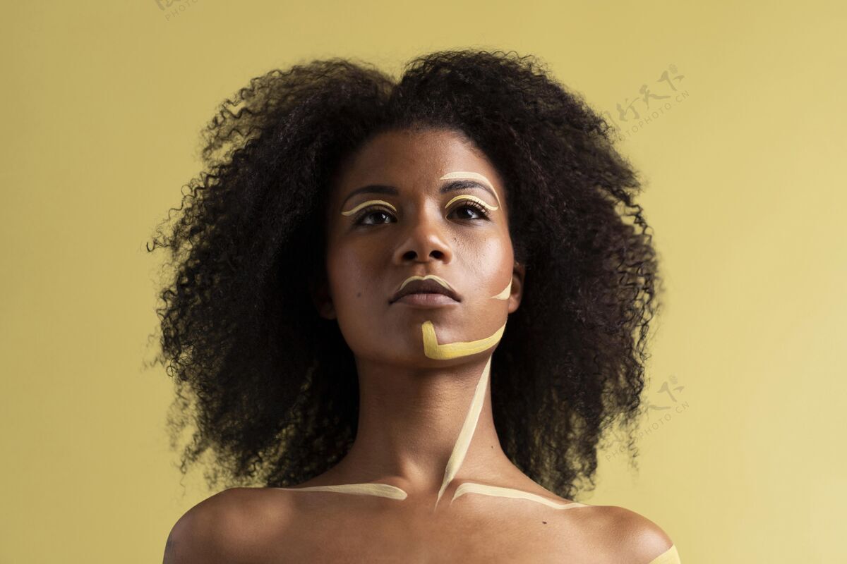 非洲女人非洲女人的美丽肖像 带着民族的妆容非洲头发波希米亚人美女
